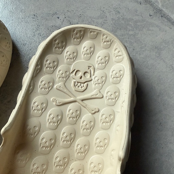 Skull slides - Picture 3 of 6